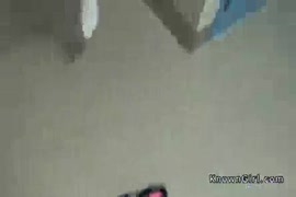 ميسون مور الملاعين في مرحاض عام.