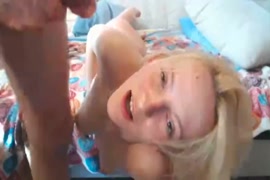 لطيف شقراء فاتنة تمتص والملاعين على كاميرا ويب.
