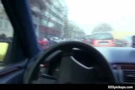 سخيف صديق في مؤخرته في الأماكن العامة.