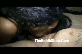 تحوت من غطاء محرك السيارة مص قضيبي على المفاجئة.