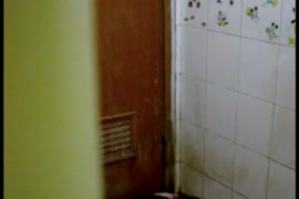 الديك فتاة آسيوية الجياع يأخذ دش.
